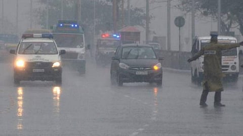 வங்கக் கடலில் காற்றழுத்த தாழ்வு: தமிழகம், புதுச்சேரியில் மழை குறைய வாய்ப்பு