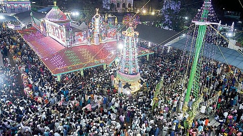 ஏர்வாடி தர்கா மத நல்லிணக்க சந்தனக்கூடு திருவிழாவில் பங்கேற்ற ஆயிரக்கணக்கான மக்கள். படம்: எல். பாலச்சந்தர்