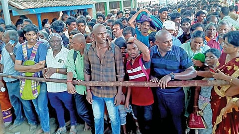 அத்திவரதர் தரிசனத்தில் நெரிசல் ஏற்படுவதை தடுக்க தடுப்புகள் அமைத்து பின்னர் பக்தர்கள் வரிசையில் அனுமதிக்கப்பட்டனர்.