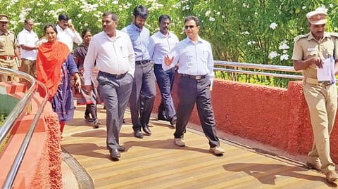 வண்ணத்துப்பூச்சி பூங்காவில் ஆய்வு மேற்கொண்ட தமிழ்நாடு அரசின் வனம் மற்றும் சுற்றுச்சூழல்துறை முதன்மைச் செயலாளர் ஷம்பு கல்லோலிகர். உடன், மண்டல வனப் பாதுகாவலர் மஞ்சுநாதா, மாவட்ட வன அலுவலர் சுஜாதா உள்ளிட்டோர்.