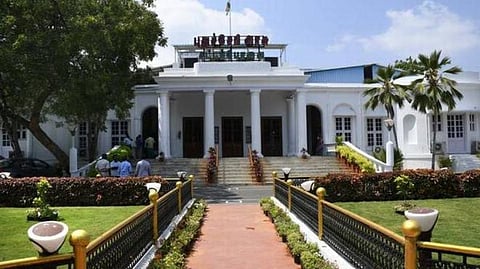 தகுதியிருந்தும் புதுச்சேரி இளையோருக்கு கல்லூரி பேராசிரியர்கள் பணியிடம் மறுப்பு: வட மாநிலத்தவர் நியமனத்தால் தவிக்கும் கல்லூரி மாணவர்கள்