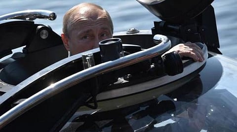 சிறு நீர்மூழ்கிக் கப்பல் மூலம் கடலடிப் பரப்பிற்குச் சென்ற ரஷ்ய அதிபர் புதின் கப்பல் நீரிற்குள் மூழ்கும் முன்பாக...| ராய்ட்டர்ஸ்.