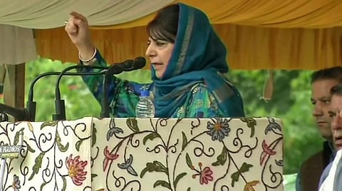 ஸ்ரீநகரில் இன்று நடைபெற்ற கூட்டத்தில் உரையாற்றுகிறார் மக்கள் ஜனநாயகக் கட்சித் தலைவரும் காஷ்மீரின் முன்னாள் முதல்வருமான மெஹ்பூபா முப்தி.