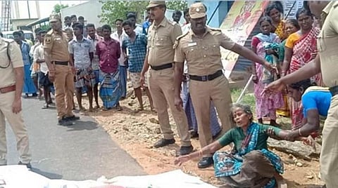 குளித்தலை தந்தை, மகன் கொலையில் குற்றவாளிகளை பிடிக்க 3 தனிப்படைகள் அமைப்பு