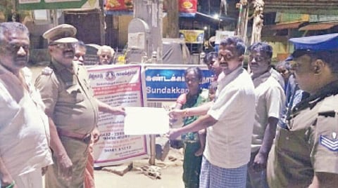 கோவை சுண்டக்காமுத்தூர் அருகே பிரத்யேக எண் தொடர்பாக பொதுமக்களுக்கு துண்டுப் பிரசுரம் அளித்து விழிப்புணர்வு ஏற்படுத்திய மாவட்ட காவல் துறை அதிகாரிகள்.