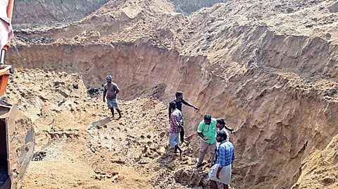 விழுப்புரம் அருகே தென்பெண்ணையாற்றில் மணல் அள்ளப்பட்டதால் ஏற்பட்டுள்ள பெரும் பள்ளம்.