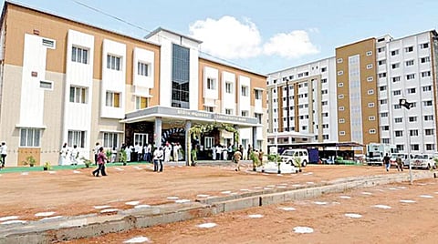 கரூர் அரசு மருத்துவக் கல்லூரிக்கு புதிதாக கட்டப்பட்டுள்ள கட்டிடங்களை காணொலிக்காட்சி மூலமாக திறந்து வைத்து, முதலாம் ஆண்டு மருத்துவப் பட்டப்படிப்பு வகுப்பை முதல்வர் பழனிசாமி தொடங்கி வைத்தார். மேலும் பொது சுகாதாரம் மற்றும் நோய் தடுப்பு மருந்து துறையில் கட்டப்பட்டுள்ள கட்டிடங்களையும் திறந்து வைத்தார்.