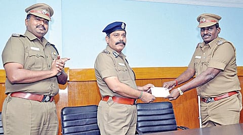 முன்னாள் மேயர் கொலை வழக்கில் துப்புதுலக்கி முக்கிய குற்றவாளியை கைது செய்த தனிப்படையினருக்கு திருநெல்வேலி மாநகர காவல்துறை ஆணையர் என்.பாஸ்கரன் பாராட்டு தெரிவித்து, வெகுமதி வழங்கினார்.