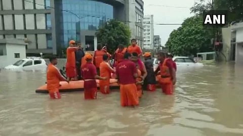 வதோதராவில் மீட்பு பணியில் ஈடுபட்டுள்ள தேசிய பேரிடர் மீட்பு படையினர்