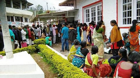 மூணாறு தபால் நிலைய வாசலில் அக்கவுண்ட் தொடங்க காத்திருக்கும் மக்கள்.