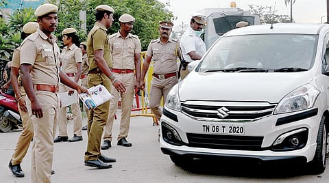 நுழைவு வாயில் பகுதியில் ஒரு குழுவாக நின்றுகொண்டு, விஐபி வாகன பாஸை கேட்டுப் பெறும் போலீஸார். படம்: எம்.முத்துகணேஷ்