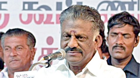 வேலூர் மக்களவைத் தொகுதியில் போட்டியிடும் அதிமுக வேட்பாளர் ஏ.சி.சண்முகத்தை ஆதரித்து ஆம்பூரில் நேற்று துணை முதல்வர் ஓ.பன்னீர்செல்வம் பிரச்சார பொதுக் கூட்டத்தில் பேசினார். படம்: வி.எம்.மணிநாதன்