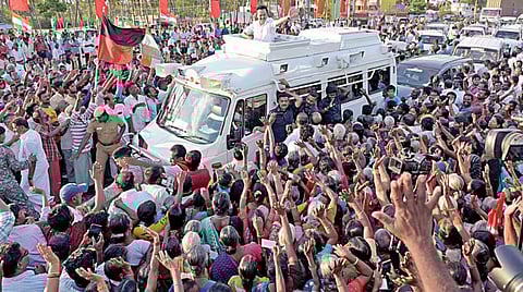 வேலூர் மக்களவை தேர்தலில் திமுக வேட்பாளராக போட்டியிடும் கதிர் ஆனந்த்தை ஆதரித்து ஆம்பூர் அடுத்த செங்கிலிகுப்பம் பகுதியில் வாக்கு சேகரித்த திமுக தலைவர் மு.க.ஸ்டாலின். படம்: வி.எம்.மணிநாதன்