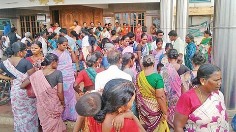 திருவாரூர் அரசு மருத்துவக் கல்லூரி மருத்துவமனையில் பிரசவத்துக்குப் பின் சிகிச்சைக்காக அனுமதிக்கப்பட்ட பெண் மரணம்: தவறான சிகிச்சையே உயிரிழப்புக்கு காரணம் என உறவினர்கள் போராட்டம்