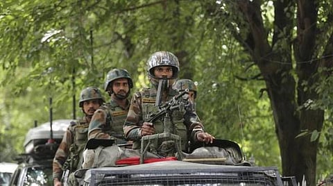காஷ்மீரில் பாதுகாப்புப் பணிக்காக ஸ்ரீநகருக்கு வந்துள்ள இந்திய ராணுவ வீரர்கள்