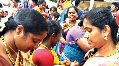 ஆடிப்பெருக்கு : காவிரிக்கரையில் தாலி பிரித்துப் போடும் விழா!