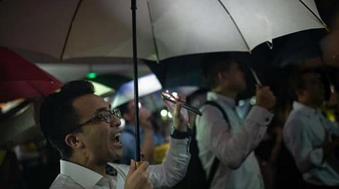 அடையாளத்தை மறைக்க லேசர் விளக்கை பயன்படுத்திய ஹாங்காங் போராட்டக்காரர்கள்