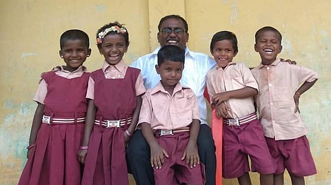 குதூகல மாணவர்களுடன் அன்பாசிரியர் கிறிஸ்து ஞான வள்ளுவன்.