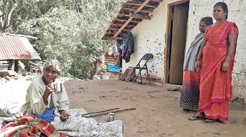 மர்ம காய்சலால் பாதிக்கப்பட்ட கீழ்பூனாட்சி மலைவாழ் கிராம பெண்.