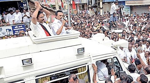 வேலூர் மக்களவைத் தேர்தலில் போட்டியிடும் திமுக வேட்பாளர் கதிர்ஆனந்தை ஆதரித்து சத்துவாச்சாரி ஆர்.டி.ஓ சாலையில் வாக்கு சேகரித்த திமுக தலைவர் ஸ்டாலின். படம்: வி.எம்.மணிநாதன்.