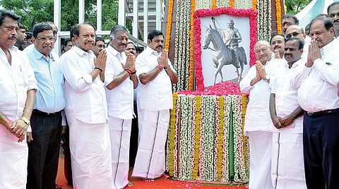 சுதந்திர போராட்ட வீரர் தீரன் சின்னமலை நினைவு நாளையொட்டி, சென்னை கிண்டி திரு.வி.க. தொழிற்பேட்டை வளாகத்தில் அமைந்துள்ள அவரது சிலைக்கு அருகில் வைக்கப்பட்டிருந்த படத்துக்கு முதல்வர் பழனிசாமி மலர் தூவி மரியாதை செலுத்தினார். உடன் துணை முதல்வர் ஓ.பன்னீர்செல்வம், மக்களவை முன்னாள் துணைத்தலைவர் தம்பிதுரை, வி.என்.ரவி, எம்எல்ஏ, தலைமைச்செயலாளர் க.சண்முகம், செய்தித் துறை இயக்குநர் பொ.சங்கர் உள்ளிட்டோர்.படம்: ம.பிரபு