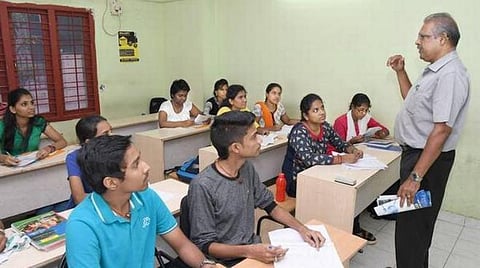 நடப்பு கல்வி ஆண்டில் நீட், ஜேஇஇ தேர்வுக்கான அரசின் இலவச பயிற்சியில் சேர தகுதி தேர்வில் தேர்ச்சி கட்டாயம்: குறைந்தபட்ச காலஅவகாசம் வழங்கி தேர்வை நடத்த ஆசிரியர்கள், கல்வியாளர்கள் வலியுறுத்தல்