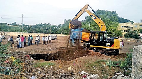 தூர்வாரும் பணி நடைபெறும் திருப்புவனம் மட்டை ஊரணி.