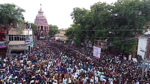 ஸ்ரீவில்லிபுத்தூர் ஆண்டாள் கோயில் தேரோட்டம் - கோவிந்தா,கோபாலா கோஷத்துடன் பல்லாயிரக்கணக்கான பக்தர்கள் தேரை வடம்பிடித்து இழுத்தனர்