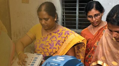 தேர்தல் பணியில் ஈடுபட்டுள்ள அலுவலகர்கள் | கோப்புப் படம்.