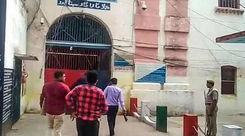 சீதாபூர் சிறையில் அடைக்கப்பட்டுள்ள எம்எல்ஏ குல்தீப் செங்காரிடம் விசாரணை நடத்துவதற்காக நேற்று சிறைக்கு வந்த சிபிஐ அதிகாரிகள்