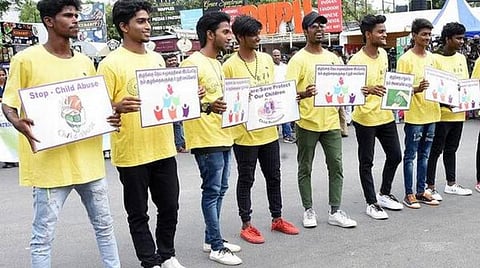 சென்னையில் சன்னிக்கிழமை அன்று நடைபெற்ற சிறார் வன்கொடுமைக்கு எதிரான பேரணியில் திரண்ட மாணவர்கள். படம்: சிறப்பு ஏற்பாடு