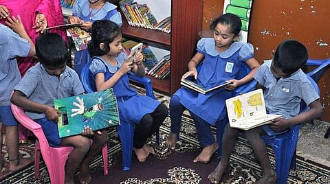 தமிழகம் முழுவதும் குறைந்த மாணவர்களைக் கொண்ட 46 அரசு தொடக்கப் பள்ளிகளில் ஆகஸ்ட் 10-ம் தேதிக்குள் நூலகம்: அலுவலர்களுக்கு நூலகத் துறை உத்தரவு