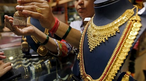 தங்கம் விலை தொடர்ந்து உயர்வதால் பழைய நகைகளை விற்று புதிதாக வாங்குவது அதிகரிப்பு