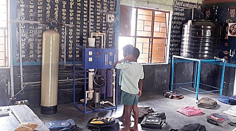 அரசுப் பள்ளிகளில் பயனற்று கிடக்கும் குடிநீர் சுத்திகரிப்பு இயந்திரங்கள்; நகராட்சிகளில் குடிநீர் அமோக விற்பனை