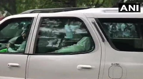 பிரதமர் மோடியின் இல்லத்தில் நடந்த அமைச்சரவைக் கூட்டத்தில் பங்கேற்க வந்த அமைச்சர்கள் : படம் ஏஎன்ஐ