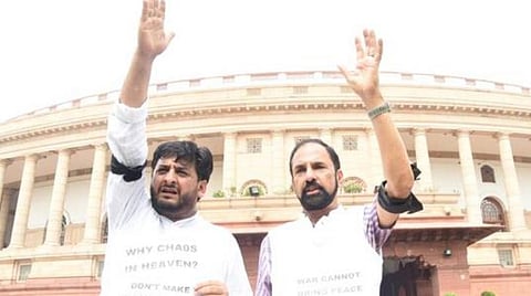 நாடாளுமன்றத்தின் முன் கறுப்பு பட்டை அணிந்து போராட்டம் நடத்திய பிடிபி எம்.பி.க்கள்