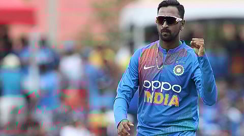 ஆட்டநாயகன் விருது வென்ற குர்னல் பாண்டியா : படம் உதவி பிசிசிஐ