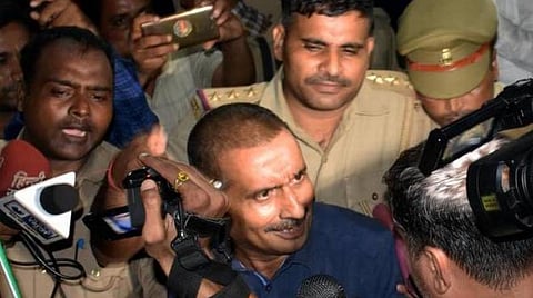 பாலியல் வழக்கில் குற்றச்சாட்டப்பட்ட குல்தீப் சிங் சிங்கார் எம்.எல்.ஏ., நேற்று முன்தினம் சீதாப்பூர் சிறையிலிருந்து டெல்லி நீதிமன்ற விசாரணைக்கு அழைத்துச் செல்லப்பட்டபோது.