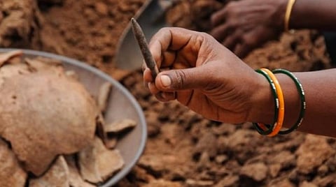 கீழடி அகழாய்வில் எலும்பில் செய்யப்பட்ட எழுத்தாணி கண்டுபிடிப்பு