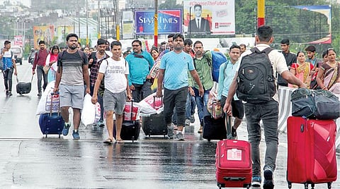 காஷ்மீரில் இருந்து சுற்றுலாப் பயணிகள், அமர்நாத் பக்தர்கள் வெளியேறுமாறு மாநில நிர்வாகம் கேட்டுக்கொண்டது. இதையடுத்து சொந்த ஊர் திரும்புவதற்காக நேற்று ஜம்மு ரயில் நிலையம் வந்த பிற மாநில மக்கள். படம்: பிடிஐ