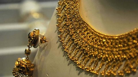 ஒரே நாளில் ரூ.352 அதிகரித்தது; ஒரு பவுன் தங்கம் ரூ.27,680 ஆக உயர்வு: தொடர்ந்து உயர்ந்து வருவதால் விற்பனை சரிவு