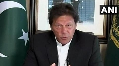 காஷ்மீர் விவகாரம்: பாகிஸ்தான் நாடாளுமன்றத்துக்கு இம்ரான் கான் வரவில்லை; கூட்டம் பாதியில் நிறுத்தம்