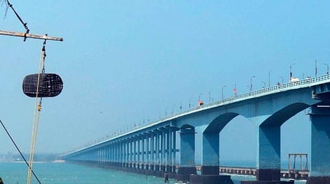 பாம்பன் துறைமுகத்தில் ஏற்றப்பட்டுள்ள 1-ம் எண் புயல் எச்சரிக்கைக் கூண்டு