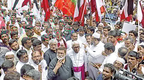 காஷ்மீருக்கான சிறப்பு அந்தஸ்து ரத்து செய்யப்பட்டதைக் கண்டித்து பல்வேறு கட்சிகள், இயக்கங்கள் சார்பில் ஆளுநர் மாளிகை முற்றுகைப் போராட்டம் சென்னை சைதாப்பேட்டையில் நேற்று நடைபெற்றது. இதில் தமுமுக பொதுச்செயலாளர் ஹைதர் அலி, மனிதநேய ஜனநாயக கட்சியின் சட்டமன்ற உறுப்பினர் தமிமுன் அன்சாரி, சுப வீரபாண்டியன் மற்றும் எஸ்றா சற்குணம் உள்ளிட்டோர் பங்கேற்றனர்.படம்: ம.பிரபு