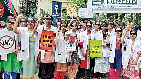 தேசிய மருத்துவ ஆணையத்துக்கு எதிர்ப்பு தெரிவித்து சென்னை அரசு ஸ்டான்லி மருத்துவக் கல்லூரியில் எம்பிபிஎஸ் படிக்கும் மாணவ, மாணவிகள் நேற்று கண்களில் கருப்புத்துணி கட்டிக்கொண்டு நூதன முறையில் போராட்டத்தில் ஈடுபட்டனர்.