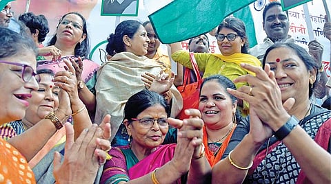 காஷ்மீருக்கு சிறப்பு அந்தஸ்து வழங்கும் 370-வது பிரிவை மத்திய அரசு நேற்று முன்தினம் நீக்கியது. அதை வரவேற்று, பாஜக தொண்டர்கள் மும்பையில் நேற்று ஆடல், பாடலுடன் கொண்டாடினர். படம்: விவேக் பிந்த்ரே