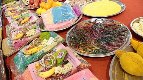 சுமங்கலிகளுக்கு புடவை, வளையல், குங்குமம்; வரலட்சுமி பூஜை ஸ்பெஷல்