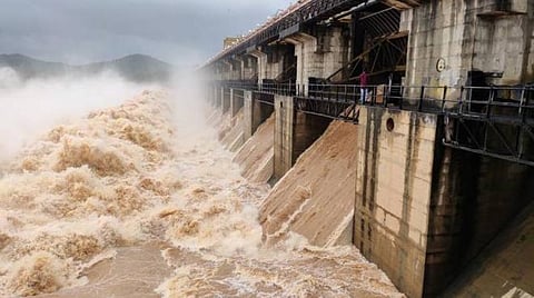 கர்நாடக மாநிலம் சிவமோகா மாவட்டத்தில் உள்ள காஜனூர் அணை திறககப்பட்டு தண்ணீர் வெளியேற்றப்பட்டு வருகிறது.