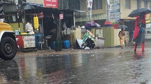 கேரள - தமிழக எல்லையான குமுளியில் இன்று தொடர் சாரல் மழை பெய்தது.