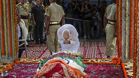 சுஷ்மா ஸ்வராஜ் உடலுக்கு இறுதி மரியாதை செலுத்திய பிரதமர் நரேந்திர மோடி.| பிடிஐ.